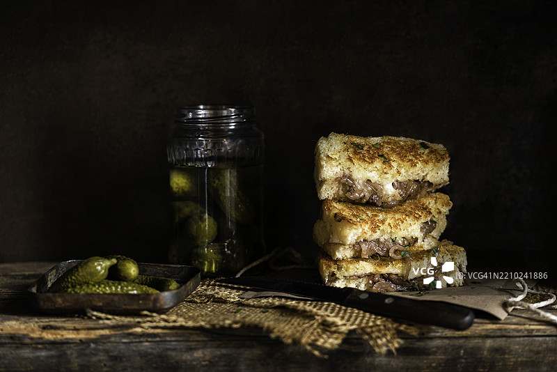 法式洋葱烤奶酪三明治，背景为乡村风格图片素材