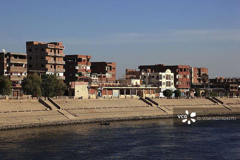 尼罗河上的科姆翁博，河岸上的房屋，非洲，上埃及，埃及，非洲图片素材