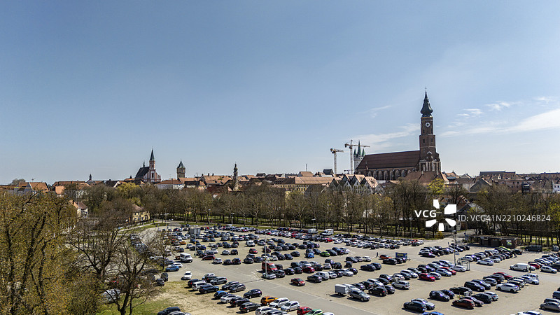 小镇景观，教堂和大型停车场，周围建筑为中世纪风格，施特劳宾，巴伐利亚州下部图片素材