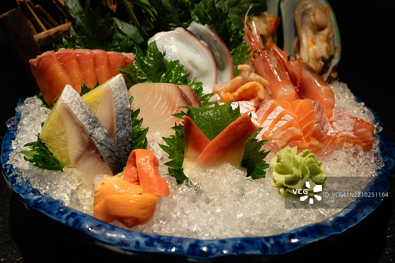 冰上的生鱼片拼盘。图片素材