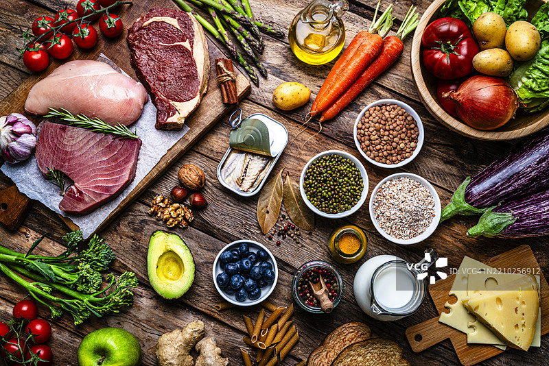 一组健康的生食材料，适合均衡饮食图片素材