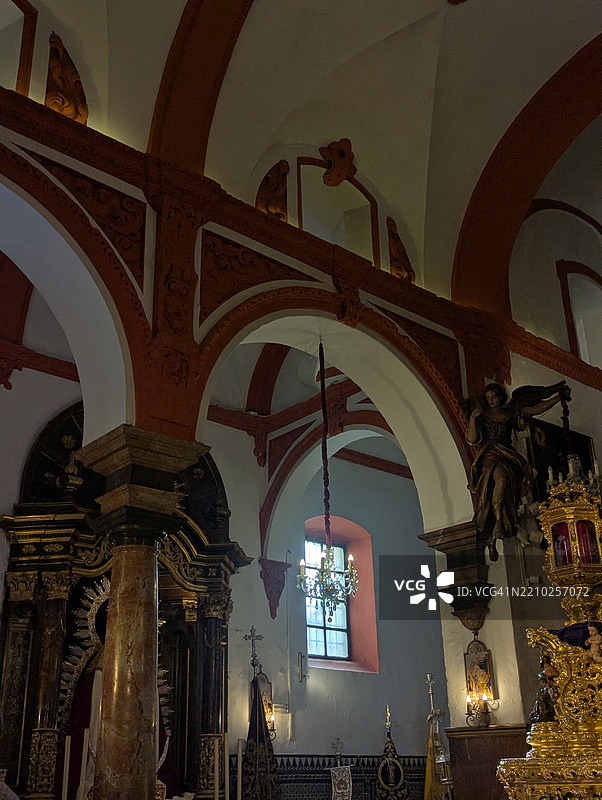 在西班牙塞维利亚的特里亚纳，圣周庆祝活动中的La O教堂。图片素材