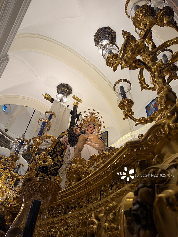 塞维利亚的圣周。悲伤的圣母。耶稣基督受难的图像准备进行游行。图片素材