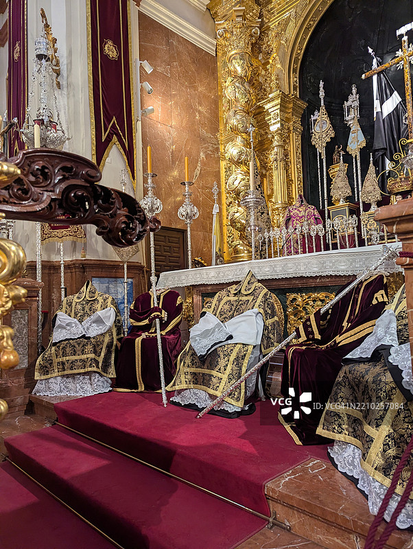 在西班牙塞维利亚的圣周耶稣受难日游行中，卡乔尔兄弟会所穿的法衣和徽章。图片素材