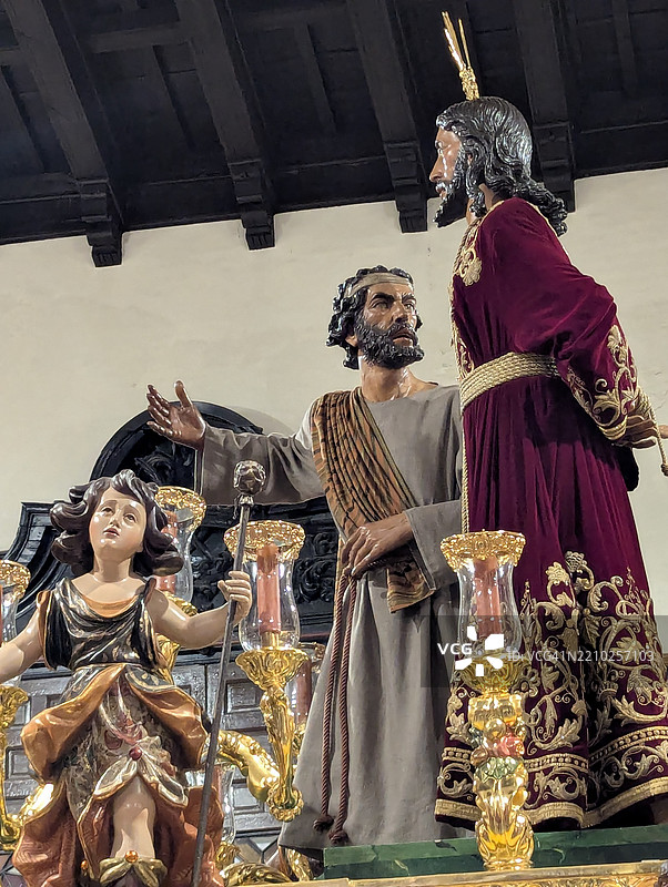 塞维利亚的圣周，耶稣基督受难的图像准备好进行游行。图片素材