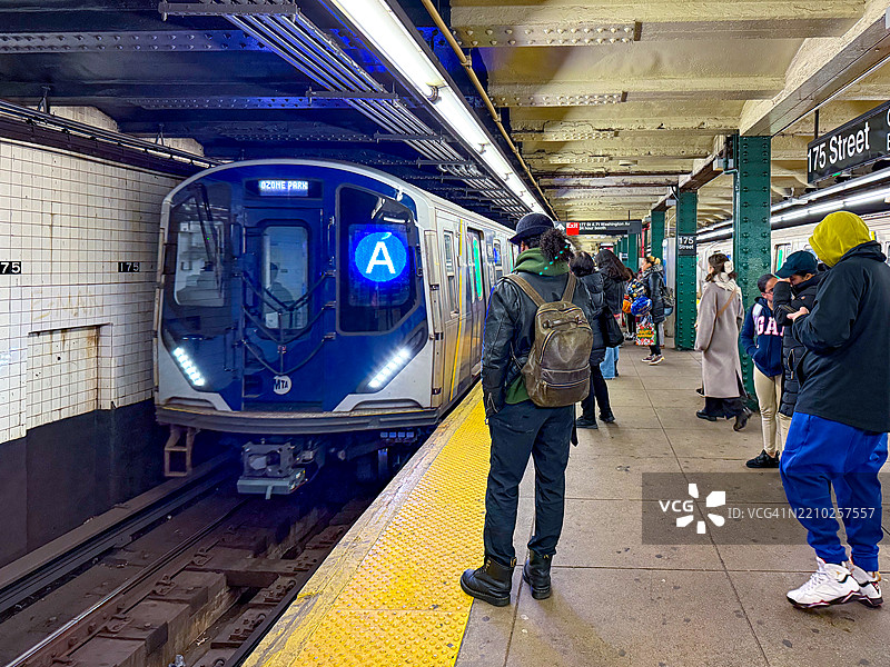 人们走向即将到达华盛顿高地地铁站的列车图片素材