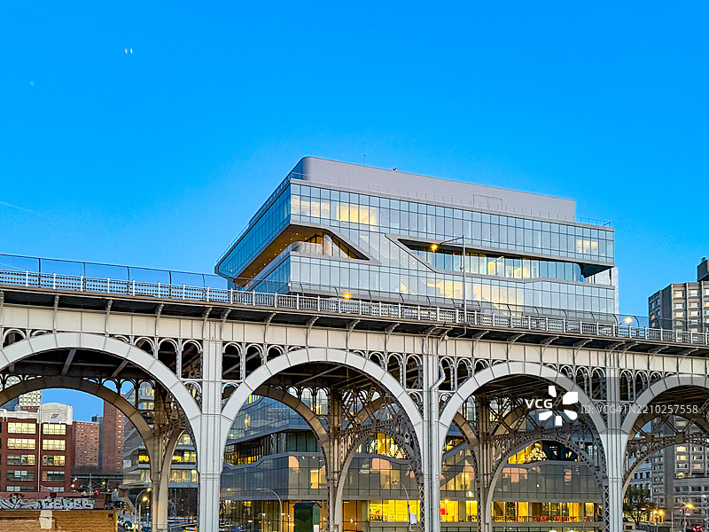 黄昏时分的河滨大道高架桥和哥伦比亚商学院亨利·克拉维斯大厅景观，纽约市图片素材