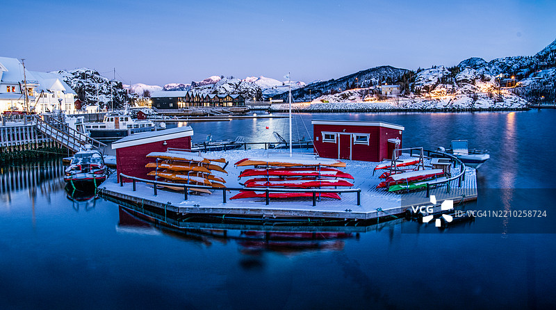 挪威森贾岛冬季港口的宁静图片素材