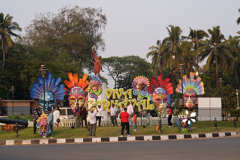 游客们享受2025年果阿狂欢节图片素材