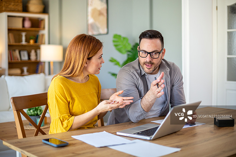 夫妻讨论家庭财务图片素材