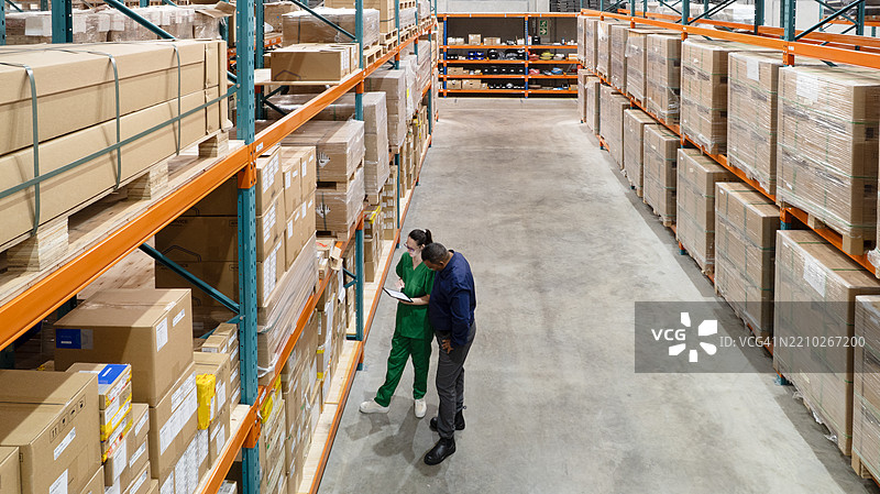 仓库工作人员检查库存并记录库存以进行库存管理图片素材