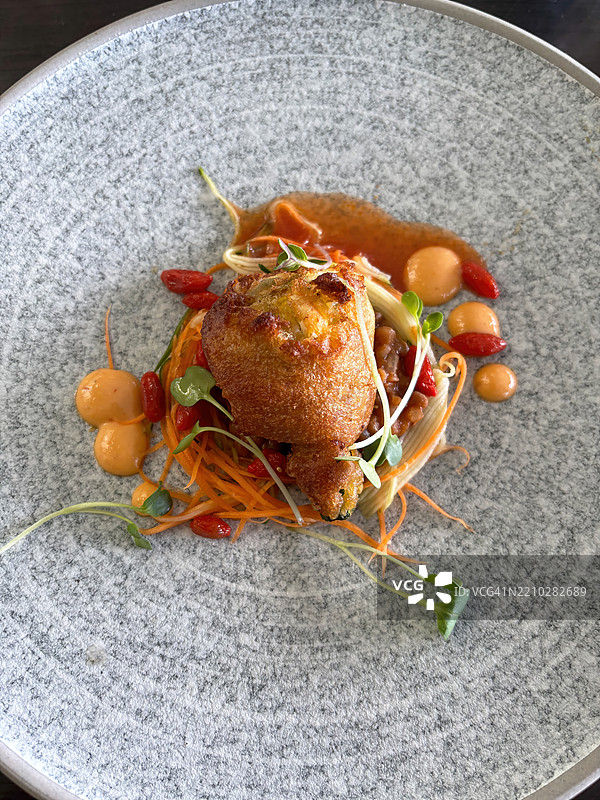 里科塔奶酪填充的西葫芦花配腌制西葫芦面条、炖扁豆、素食蒜泥蛋黄酱和香醋汁图片素材