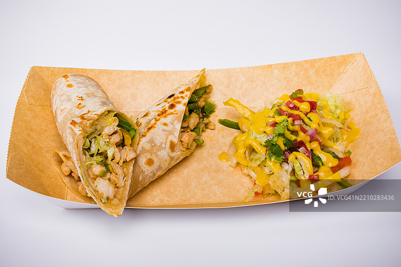 高角度视图的三明治和卷饼三明治，白色背景，肯尼亚图片素材