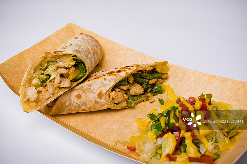 高角度视图的卷饼三明治，背景为白色，肯尼亚图片素材