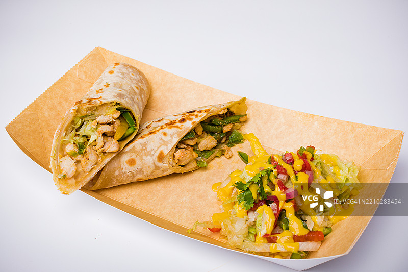 高角度视图的卷饼三明治，白色背景，肯尼亚图片素材