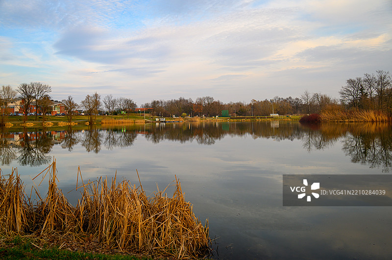 湖泊与天空的美丽景色图片素材