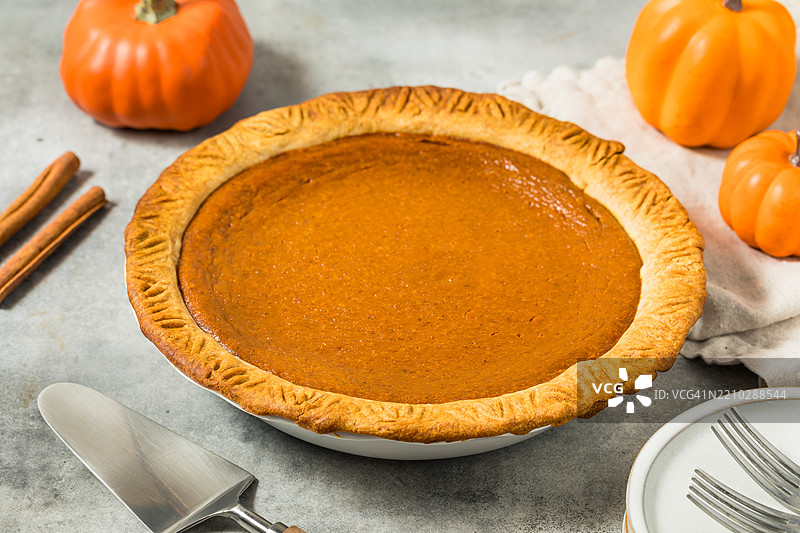 高角度视图的派放在桌子上，美国，USA图片素材