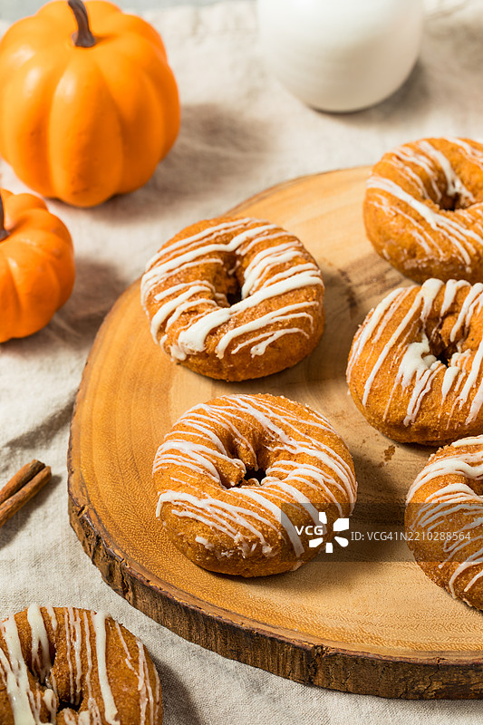 桌子上的甜甜圈特写，美国，USA图片素材