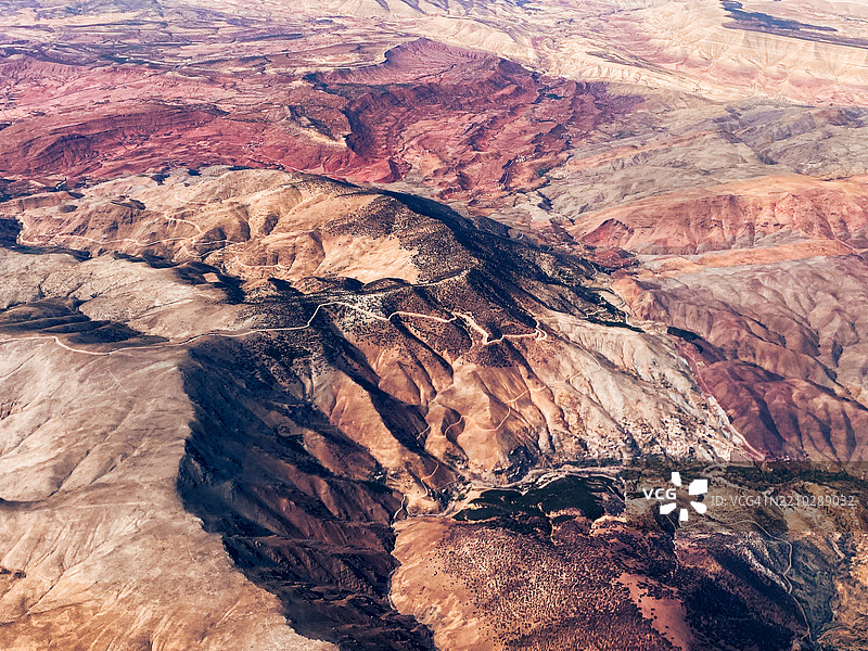 高沙漠山脉的鸟瞰图 山地风景 难以到达的山峰 严酷的气候 从飞机上俯瞰地球图片素材