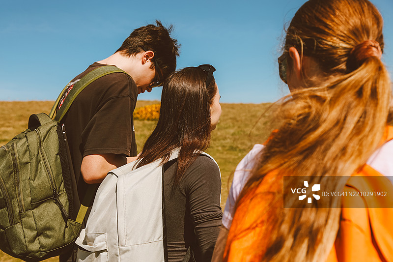 一群朋友在乡间散步时交谈图片素材