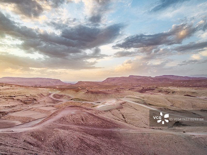 美丽的干旱起伏地貌,伴有岩石形成、地质岩层、丘陵、山脉和日落时的徒步小径,靠近著名的贝尔贝尔堡垒村阿伊特·本哈杜(Ait Benhaddou),联合国教科文组织世界遗产 - 瓦尔扎扎特 - 摩洛哥。图片素材