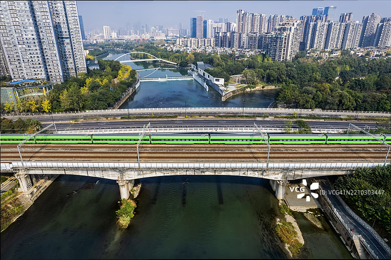 成都的铁路桥和火车航拍照片。图片素材