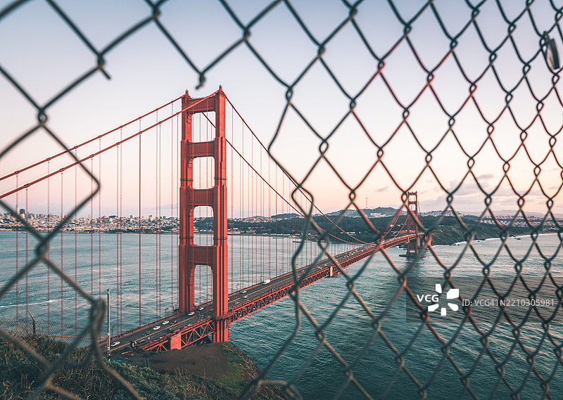 金门大桥塔与城市背景图片素材