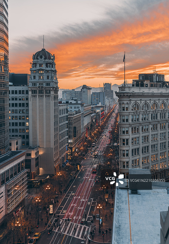 黄昏时分的旧金山市场街图片素材