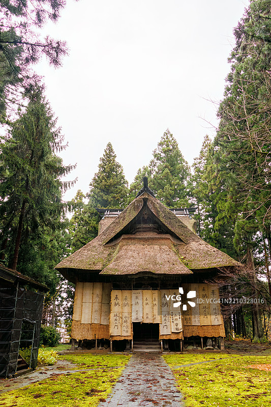 宏伟的主厅位于一片雪松森林中。它覆盖着由稻草和布料制成的雪罩，以保护木材免受雪的侵害。捐赠者的签名也写在上面。图片素材