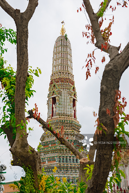 曼谷，泰国的阿伦寺中央塔和卫星塔与天空相映。图片素材