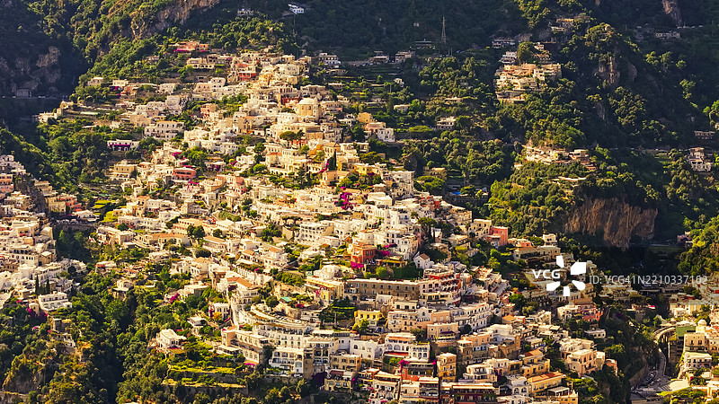 五彩斑斓的阿马尔菲海岸，悬崖边的生动房屋与闪耀的地中海水域。意大利波西塔诺图片素材