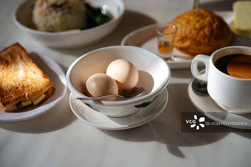 正宗的早晨餐：鸡蛋和吐司图片素材