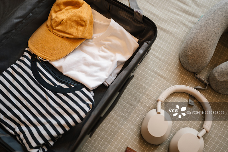 匿名女性为冬季假期打包行李的俯视图图片素材