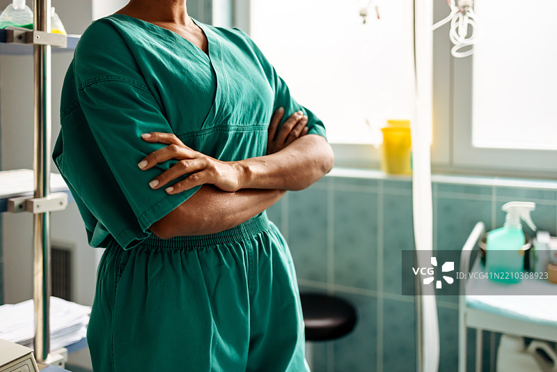 在干净现代的医疗设施中自信地摆姿势的医疗专业人士图片素材