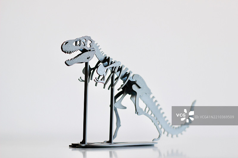 3D打印的霸王龙恐龙。桌面雕塑。图片素材