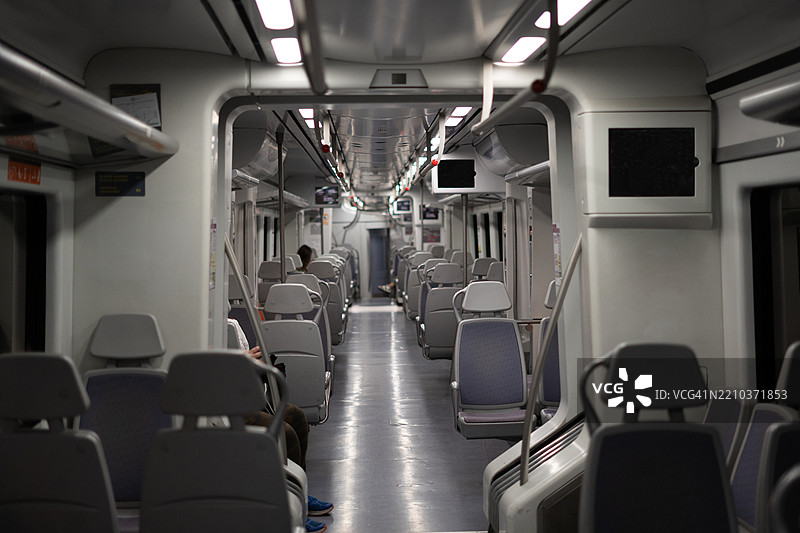 乘客们坐在现代列车上旅行图片素材