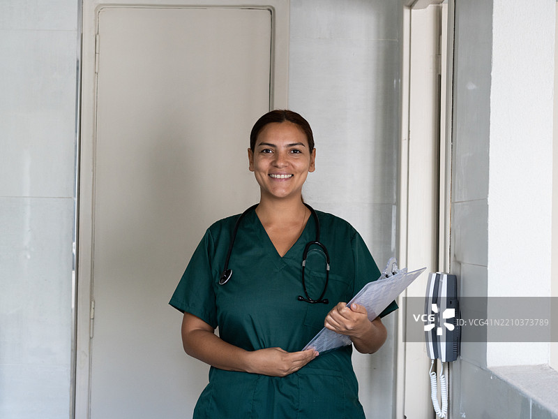 微笑的护士肖像图片素材