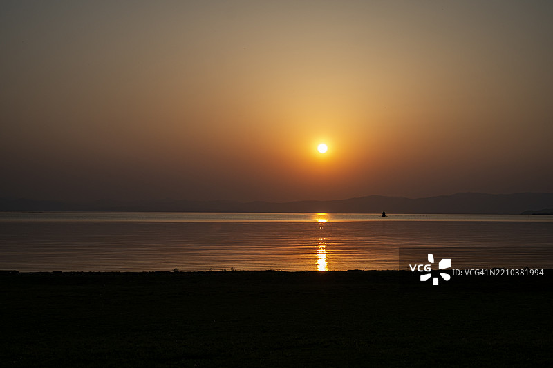 海洋与地平线上的日落图片素材