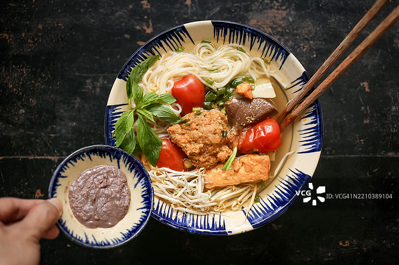 越南蟹肉米粉汤配剁碎的淡水蟹图片素材