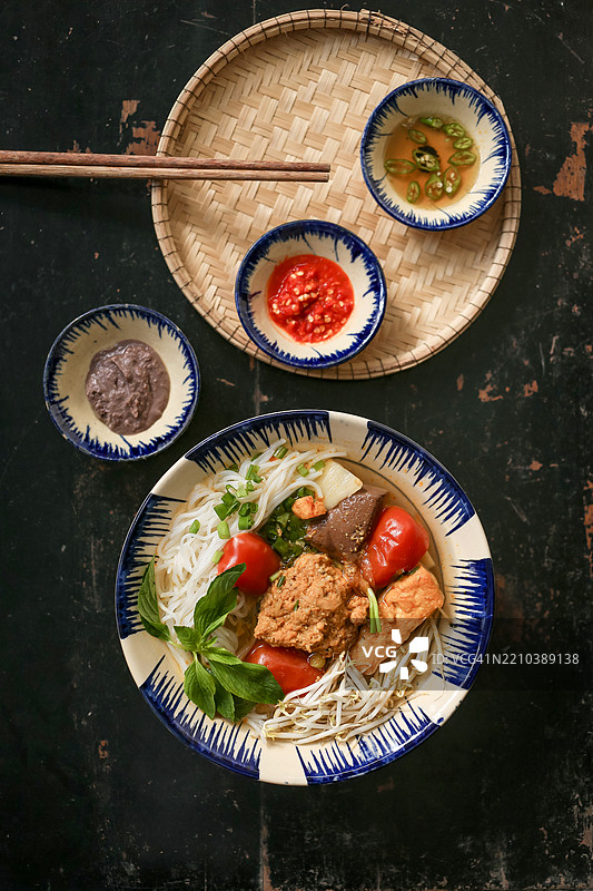 越南螃蟹米粉汤配剁碎的淡水蟹图片素材