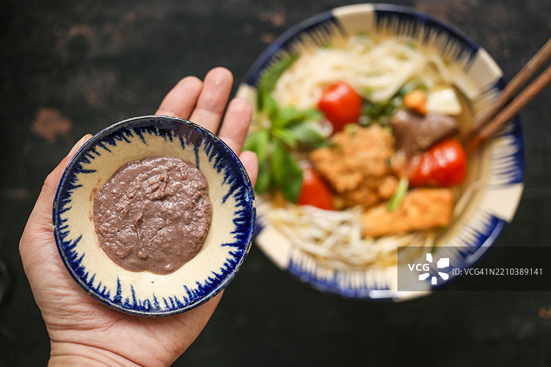 越南蟹肉米粉汤配剁碎的淡水蟹图片素材