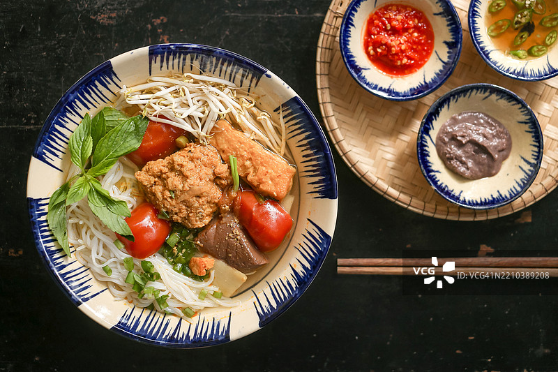 越南蟹肉米粉汤配剁碎的淡水蟹图片素材