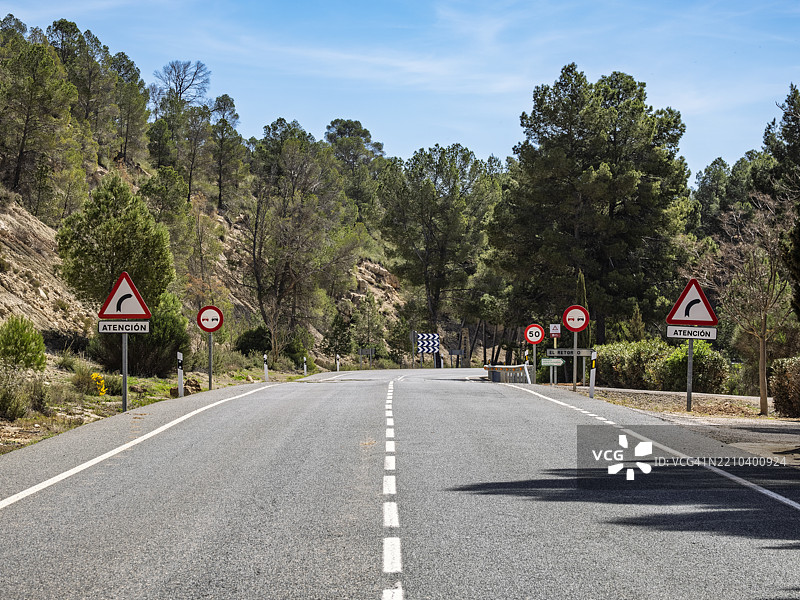 山路与交通标志。图片素材