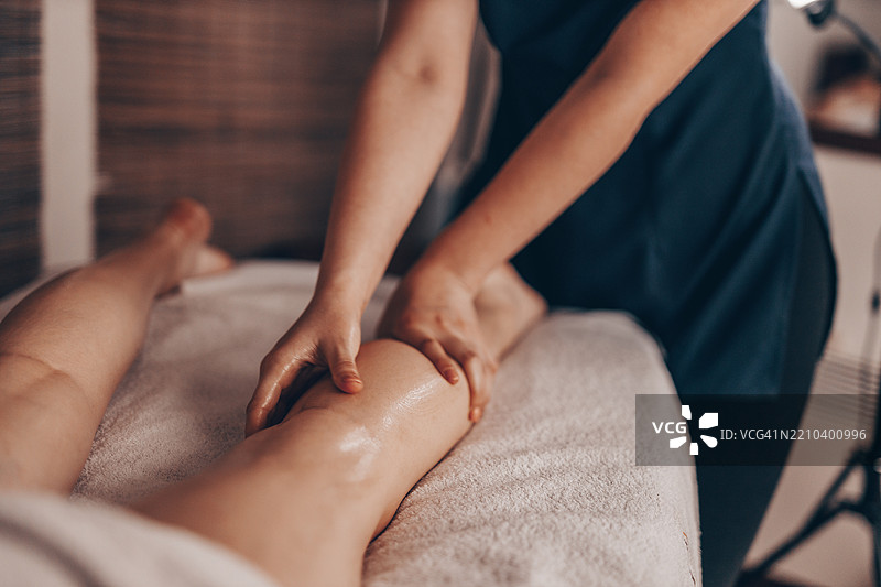 女性正在享受放松的腿部按摩图片素材