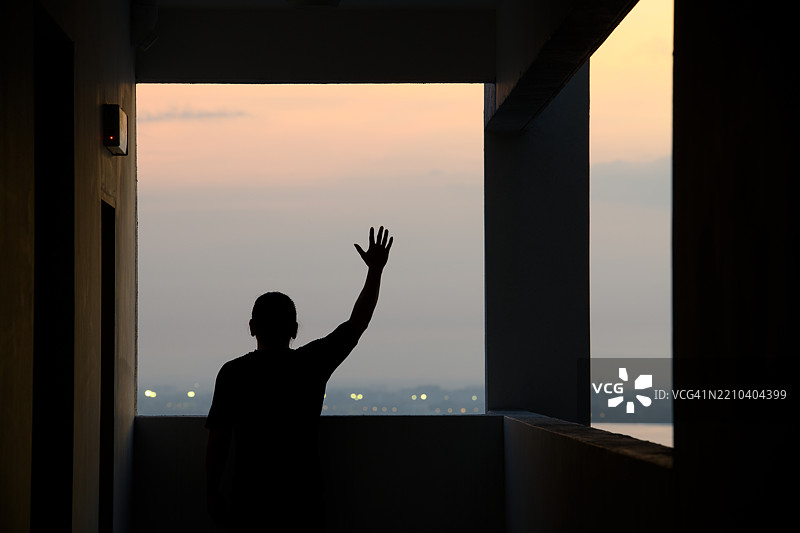 罕见的男人挥手致意的场景图片素材