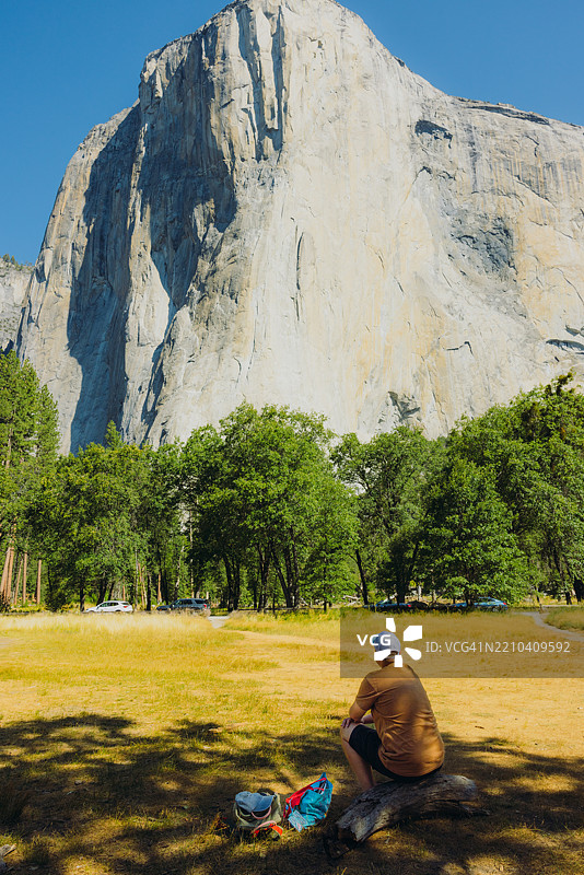 旅客在优胜美地享用午餐并欣赏埃尔卡皮坦山的美景图片素材