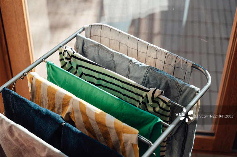 干净的衣物挂在晾衣架上图片素材
