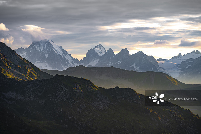 山中的黄昏氛围，德昂特山脉的景色，夏布莱阿尔卑斯山，西阿尔卑斯山，瓦莱州，瑞士，欧洲图片素材