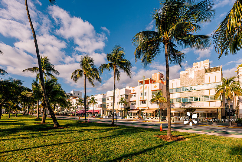 五彩缤纷的装饰艺术风格酒店被棕榈树环绕，位于佛罗里达州迈阿密海滩的海洋大道上图片素材