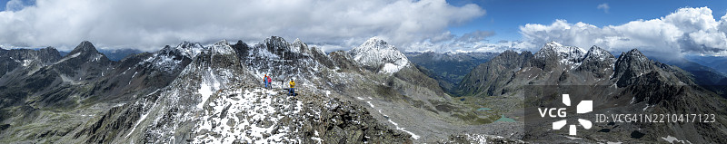 全景,登山者在基斯科夫峰顶与峰顶十字架,雪山风景,俯瞰格拉登谷和德班谷,鸟瞰,肖伯尔山脉,高塔国家公园,东阿尔卑斯,克恩顿州,奥地利,欧洲图片素材